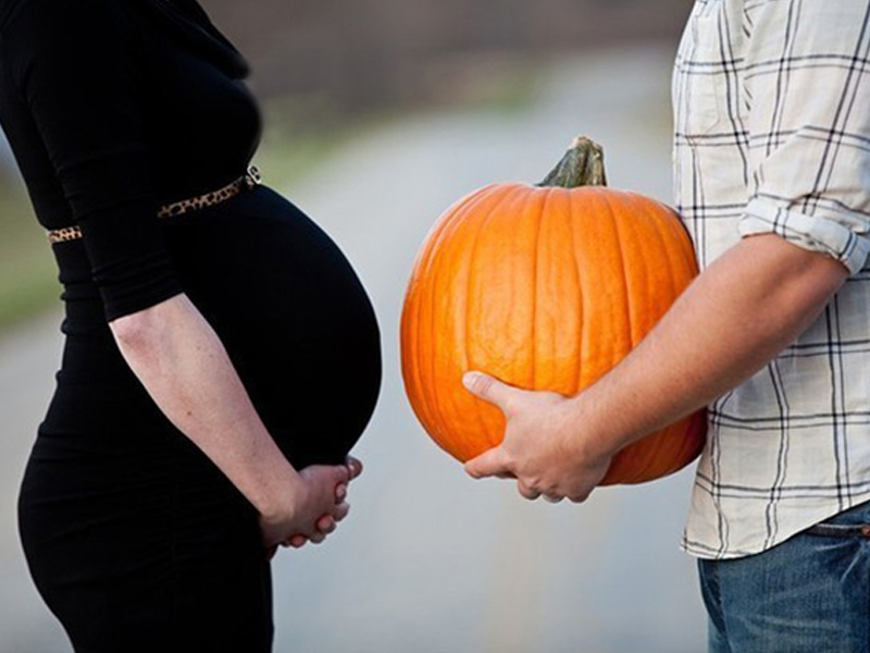 Fun And Creative Pregnancy Photo Ideas 18