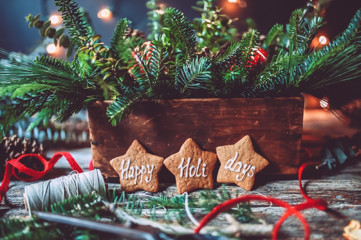 small christmas centerpiece with pine branches and cookies