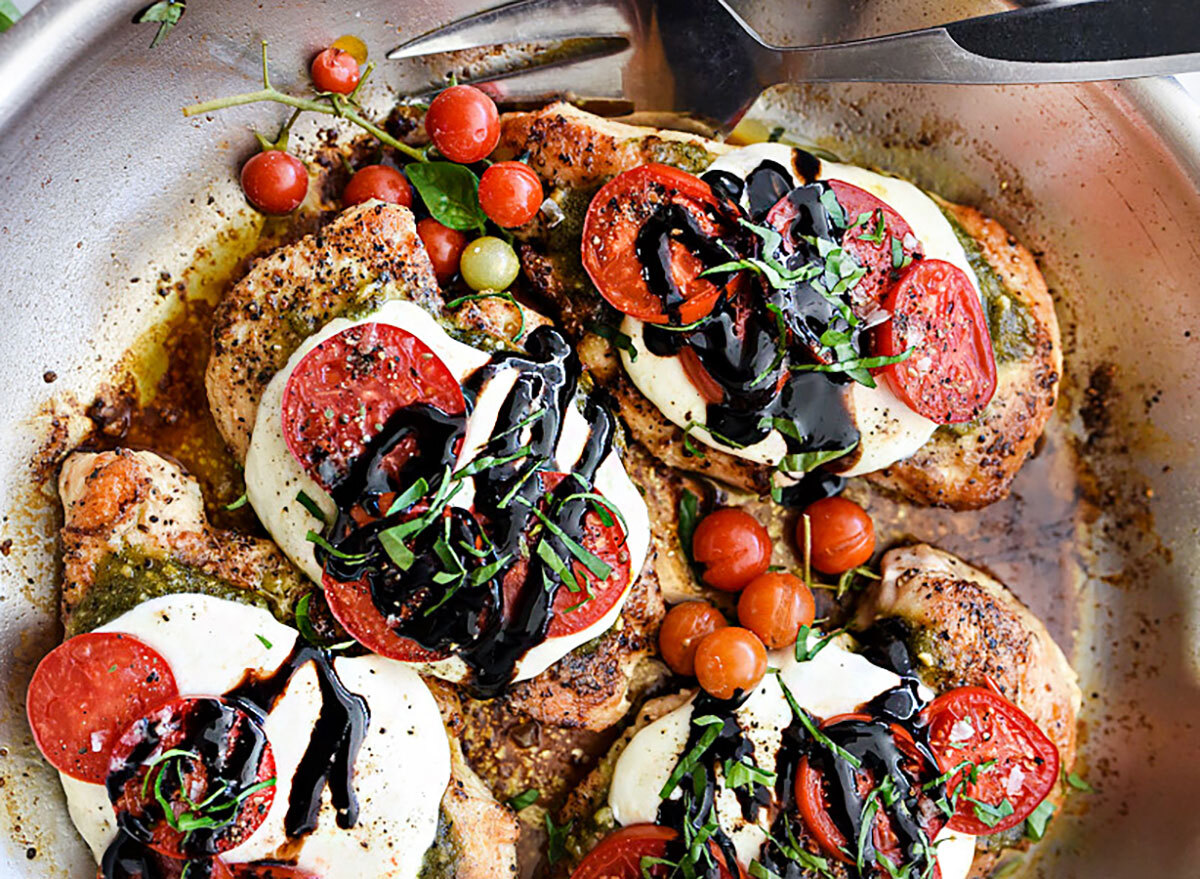 caprese chicken with mozzarella and tomatoes