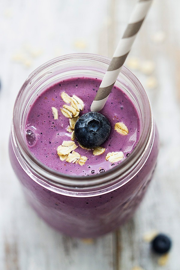 berry oat breakfast smoothie