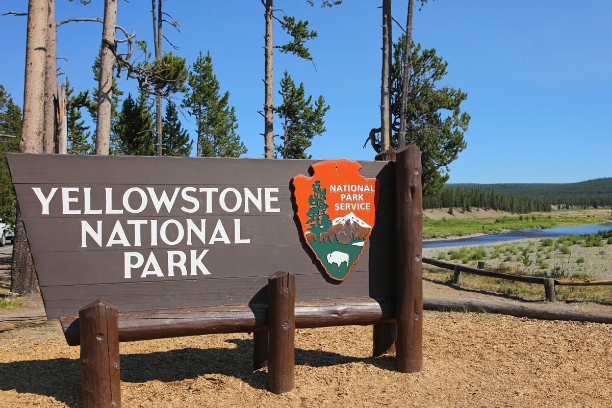 yellowstone national park sign