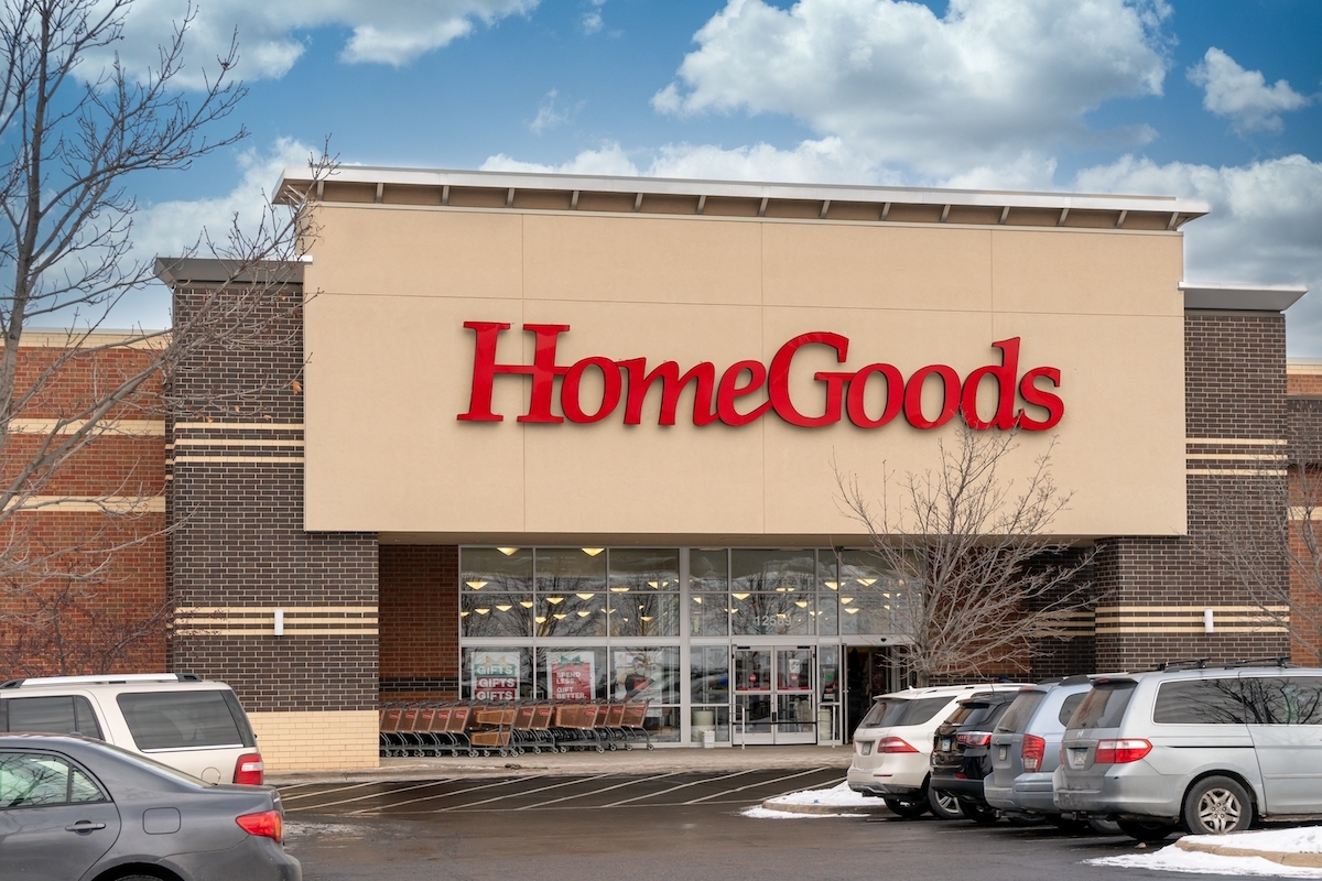 A HomeGoods storefront with cars parking in the lot.