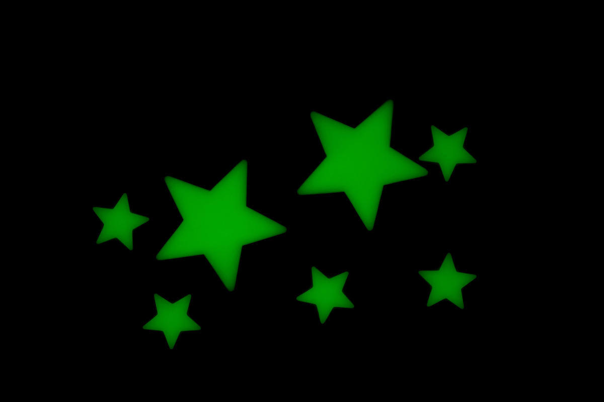 Green glow in the dark stars for ceiling or wall stickers. Ideal for boys or girls bedroom decoration.