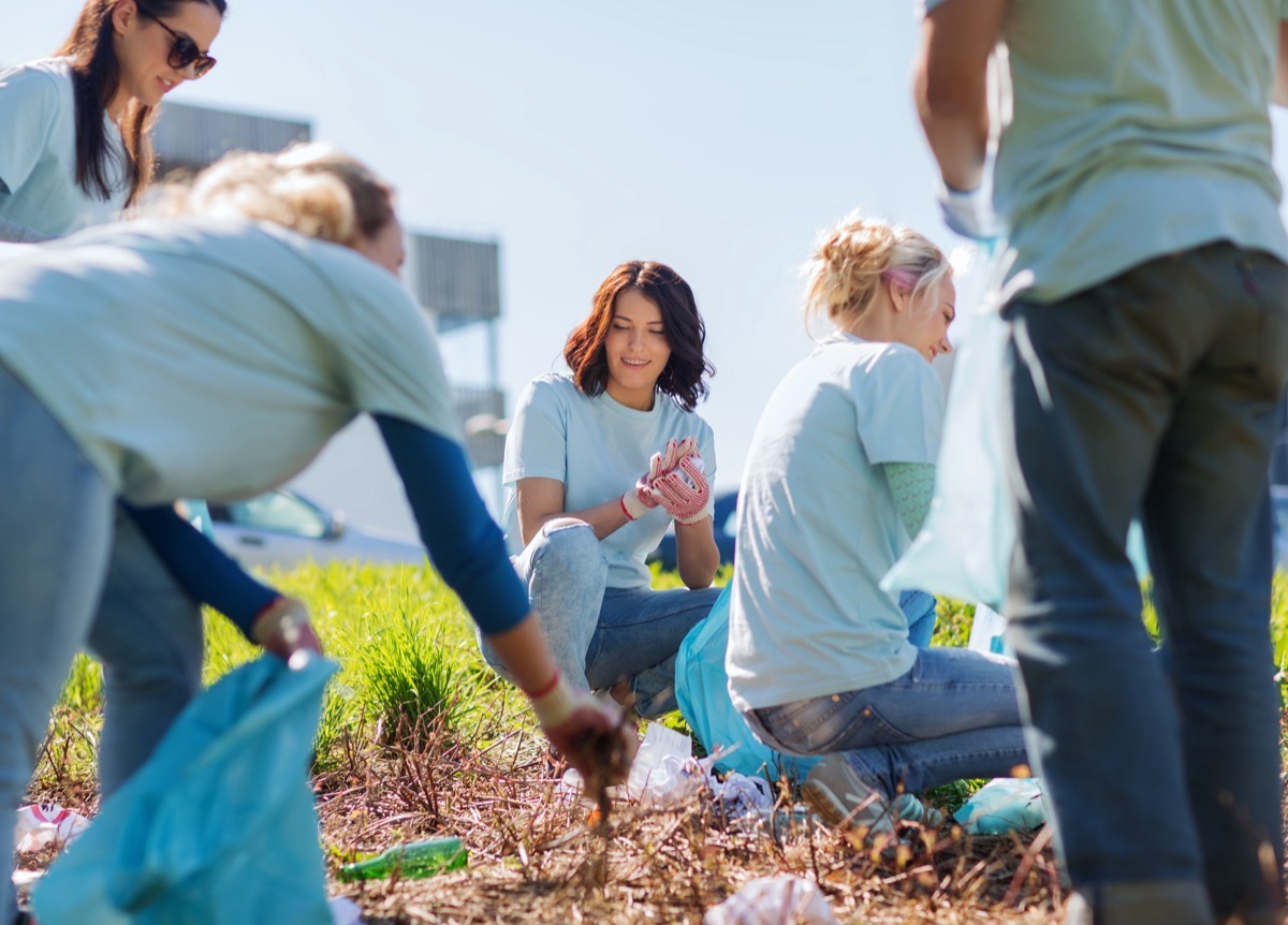 Women volunteering