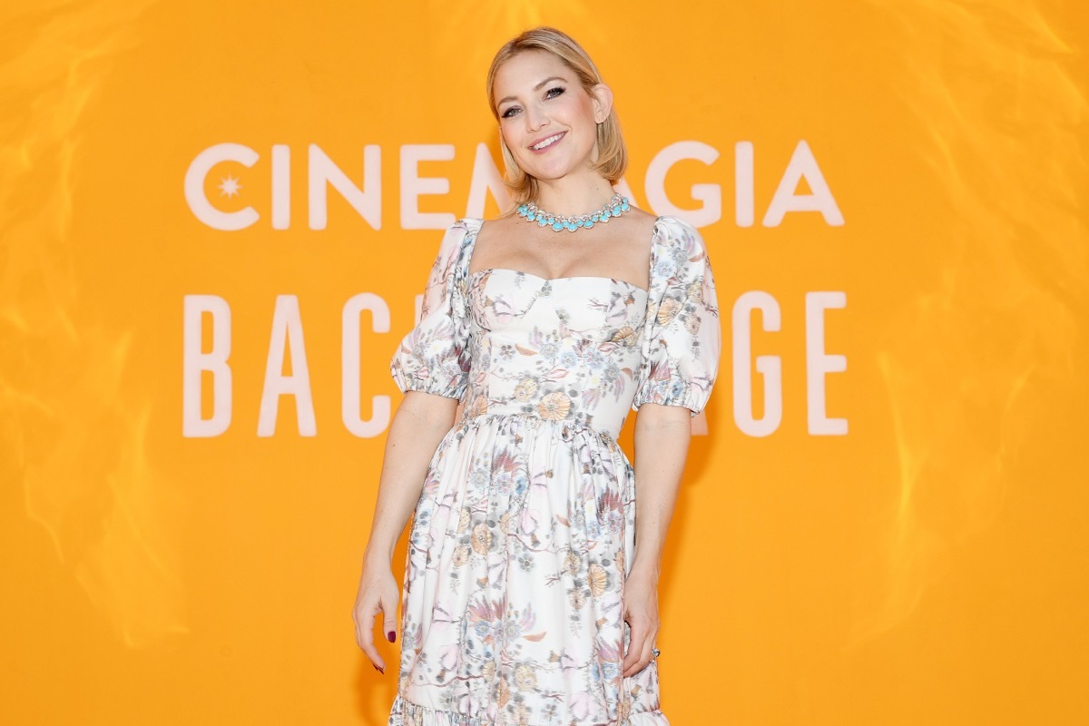 kate hudson in white floral dress