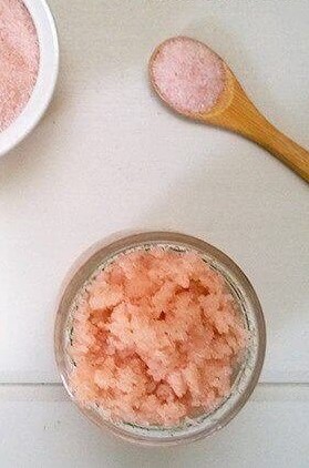 Himalayan salt scrub #2 | 10 DIY Homemade Sea Salt Scrubs Recipes | Her Beauty