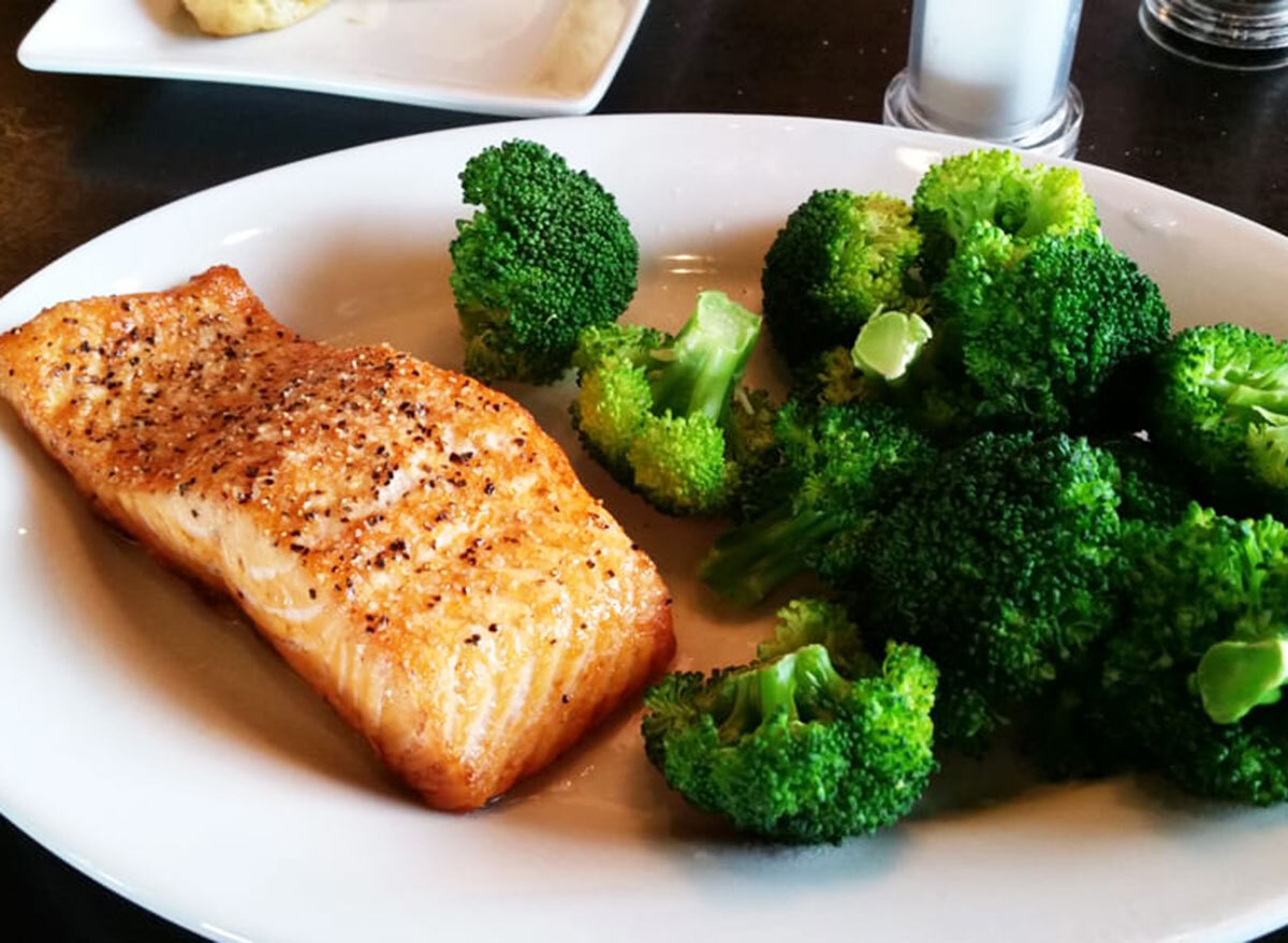 ruby tuesdays grilled salmon and broccoli