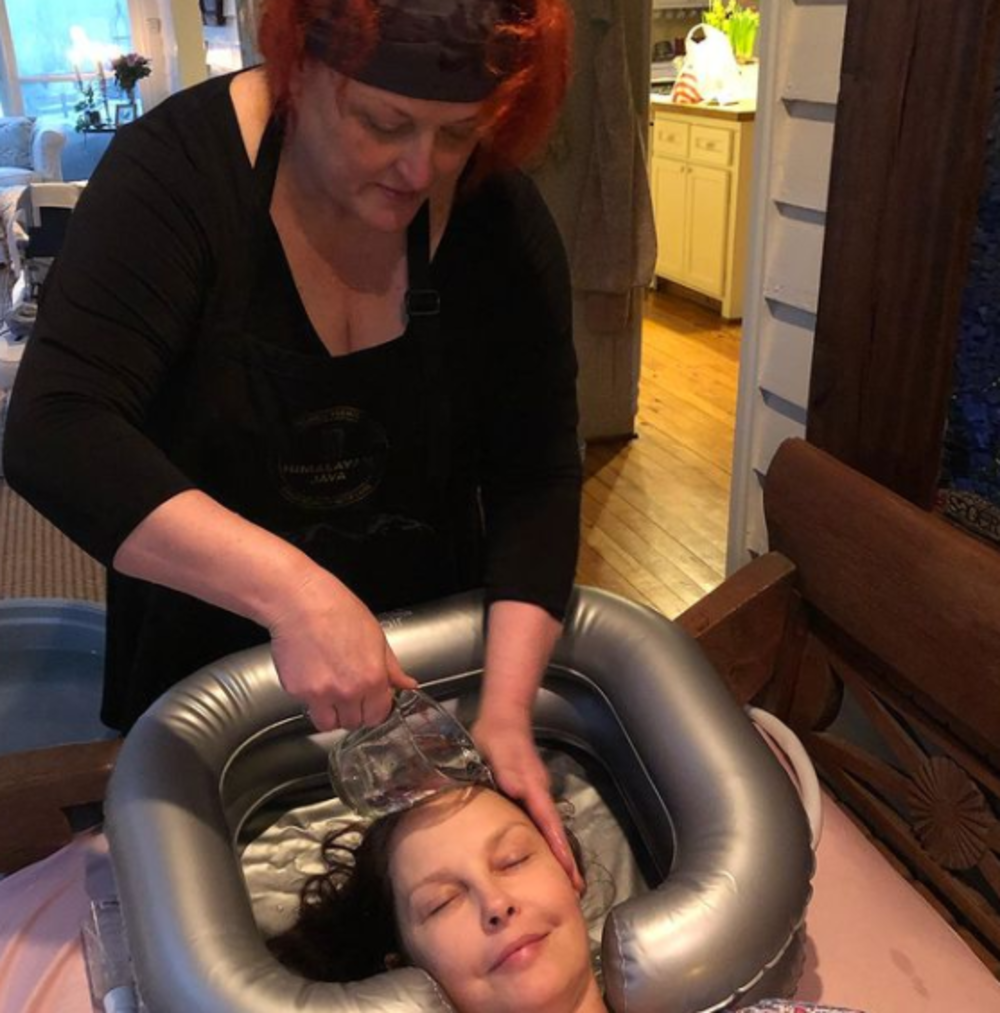 Wynonna Judd washing Ashley Judd's hair