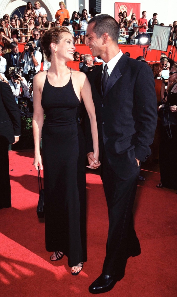 julia roberts and benjamin bratt at the 1999 emmy awards