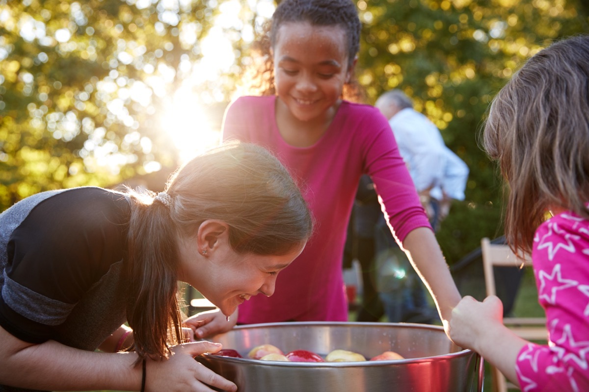 kids bobbing for apples