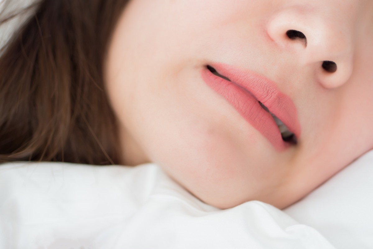 woman clenching her jaw heart attack signs