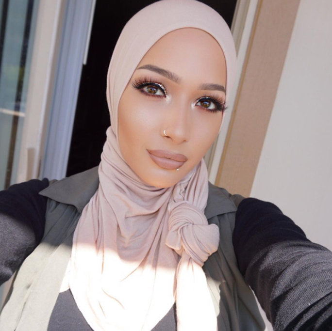 the-first-hijabi-covergirl-is-here-and-her-name-is-nura-afia-04