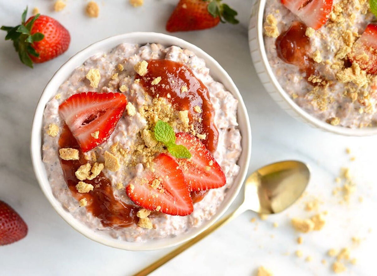 strawberry cheesecake overnight oats